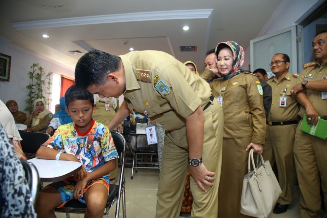Walikota berdialog dengan pasien.